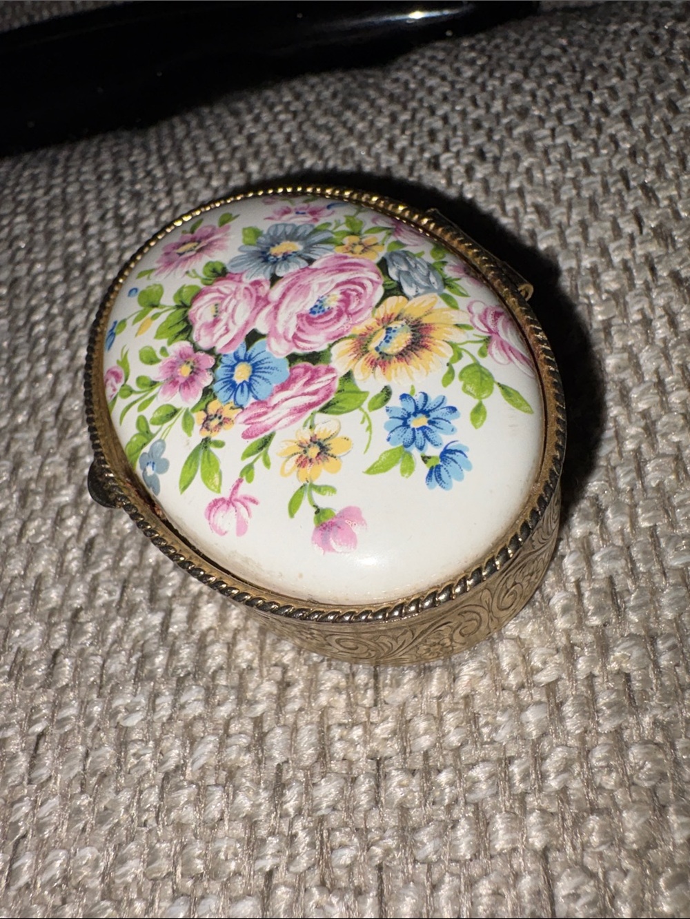 VINTAGE Floral top hinged box with ornate silver body…